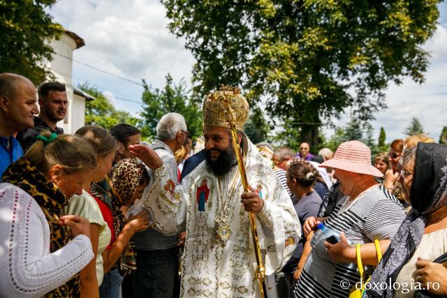 Hramul Catedralei Episcopale din Huşi. PS Ignatie: „Sfântul Petru este paradigma omului plin de efervescenţă, plin de foarte multă fervoare pentru Dumnezeu. Sfântul Pavel este modelul celui care este foarte inteligent, însă are nevoie de evidenţe!"
