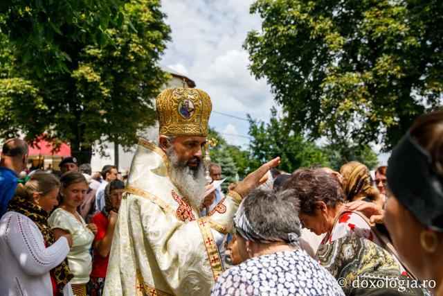 Hramul Catedralei Episcopale din Huşi. PS Ignatie: „Sfântul Petru este paradigma omului plin de efervescenţă, plin de foarte multă fervoare pentru Dumnezeu. Sfântul Pavel este modelul celui care este foarte inteligent, însă are nevoie de evidenţe!"