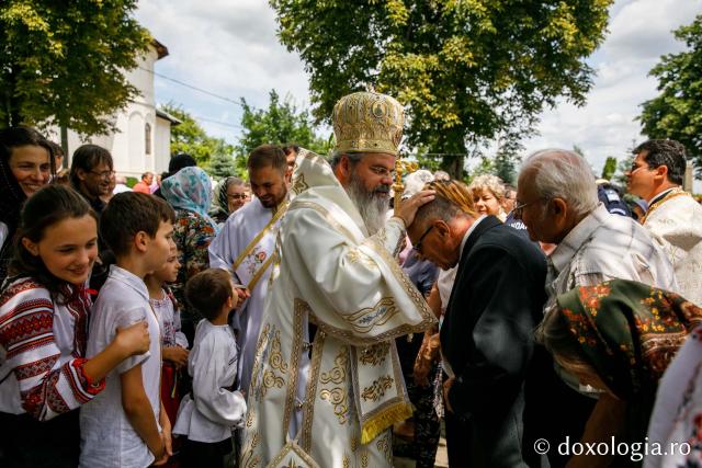 Hramul Catedralei Episcopale din Huşi. PS Ignatie: „Sfântul Petru este paradigma omului plin de efervescenţă, plin de foarte multă fervoare pentru Dumnezeu. Sfântul Pavel este modelul celui care este foarte inteligent, însă are nevoie de evidenţe!"