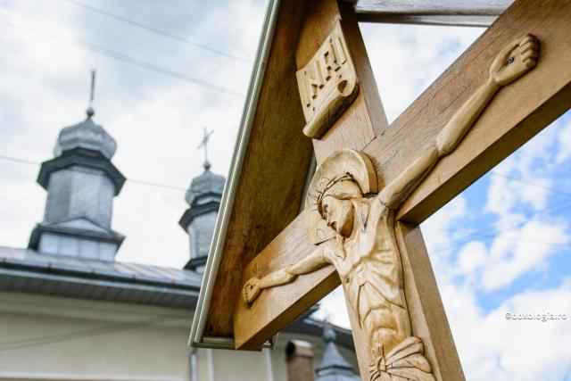 cruce sculptată din lemn