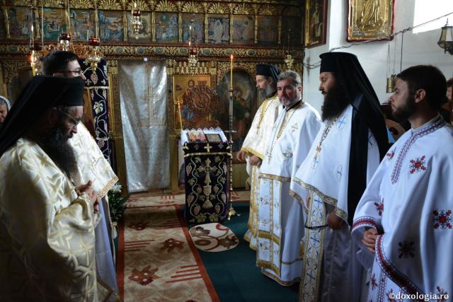 Părintele Mitropolit Teofan la hramul Mănăstirii Lacuri: „Ca o prelungire a Sfinților Apostoli Petru și Pavel, viața noastră cuprine momente de înălțime duhovnicească”