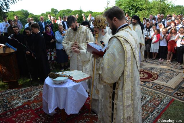 Părintele Mitropolit Teofan la hramul Mănăstirii Lacuri: „Ca o prelungire a Sfinților Apostoli Petru și Pavel, viața noastră cuprine momente de înălțime duhovnicească”