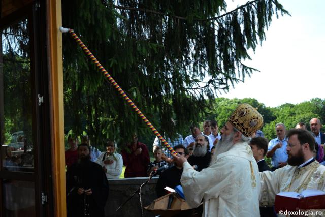 Părintele Mitropolit Teofan la hramul Mănăstirii Lacuri: „Ca o prelungire a Sfinților Apostoli Petru și Pavel, viața noastră cuprine momente de înălțime duhovnicească”