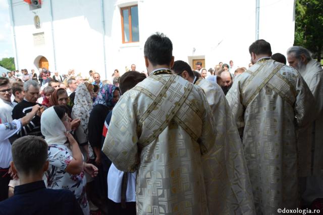 Părintele Mitropolit Teofan la hramul Mănăstirii Lacuri: „Ca o prelungire a Sfinților Apostoli Petru și Pavel, viața noastră cuprine momente de înălțime duhovnicească”