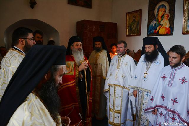 Părintele Mitropolit Teofan la hramul Mănăstirii Lacuri: „Ca o prelungire a Sfinților Apostoli Petru și Pavel, viața noastră cuprine momente de înălțime duhovnicească”