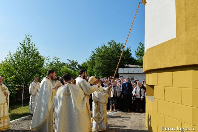 Biserica „Sfântul Arhidiacon Ștefan” din Tătărași a fost sfințită de doi arhierei