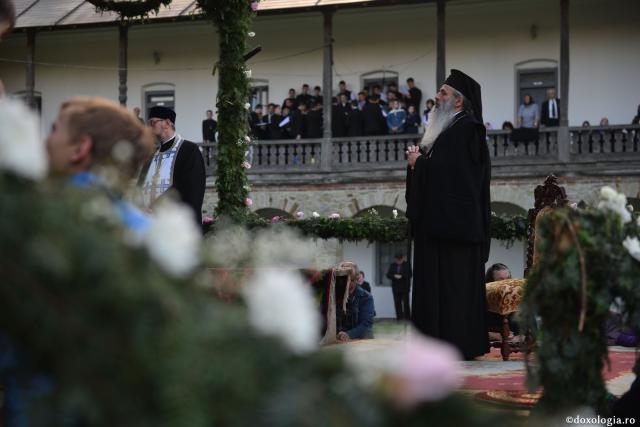 (Foto) Seară de rugăciune şi priveghere la hramul Mănăstirii Neamț – 2019