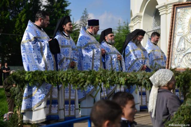 Cinci ierarhi și sute de credincioși prezenți la Hramul Mănăstirii Neamț – IPS Teofan: „Omul este chemat să preguste taina Împărăției Cerurilor”