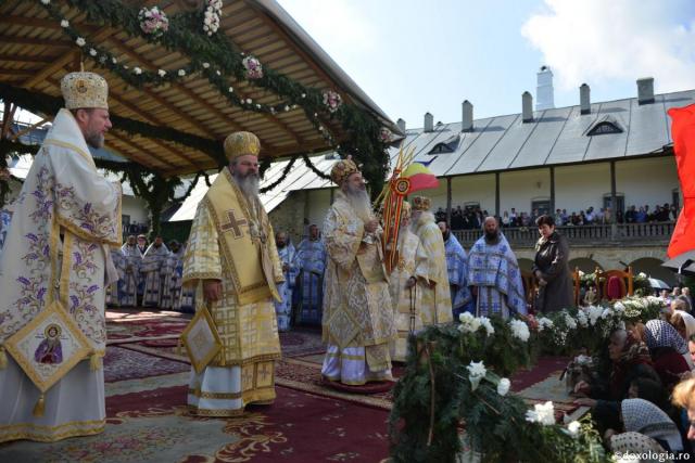 Cinci ierarhi și sute de credincioși prezenți la Hramul Mănăstirii Neamț – IPS Teofan: „Omul este chemat să preguste taina Împărăției Cerurilor”