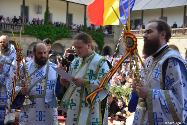 Cinci ierarhi și sute de credincioși prezenți la Hramul Mănăstirii Neamț – IPS Teofan: „Omul este chemat să preguste taina Împărăției Cerurilor”