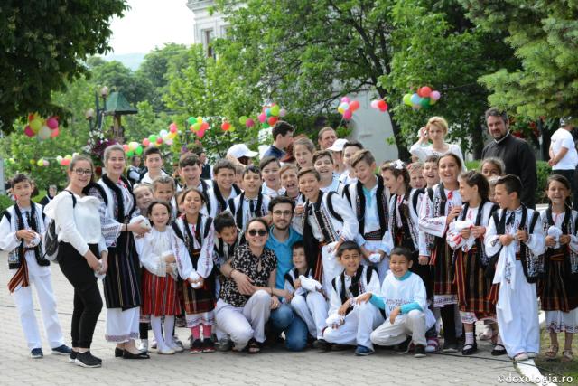 Ziua Copilului sărbătorită în Episcopia Hușilor – PS Ignatie: „Fiecare dintre voi sunteți o poveste luminoasă”