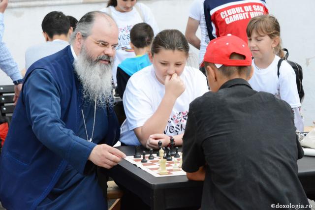 Ziua Copilului sărbătorită în Episcopia Hușilor – PS Ignatie: „Fiecare dintre voi sunteți o poveste luminoasă”