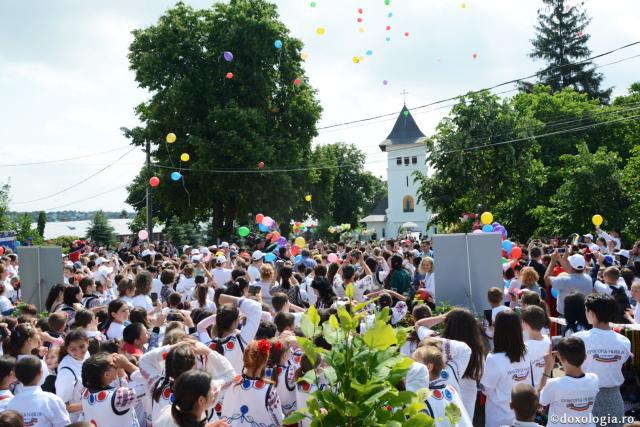 Ziua Copilului sărbătorită în Episcopia Hușilor – PS Ignatie: „Fiecare dintre voi sunteți o poveste luminoasă”