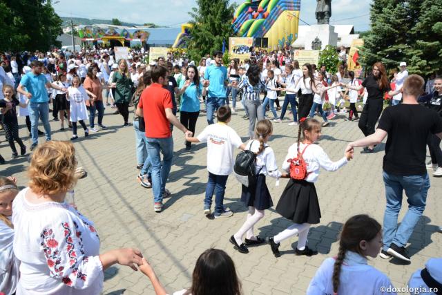 Ziua Copilului sărbătorită în Episcopia Hușilor – PS Ignatie: „Fiecare dintre voi sunteți o poveste luminoasă”