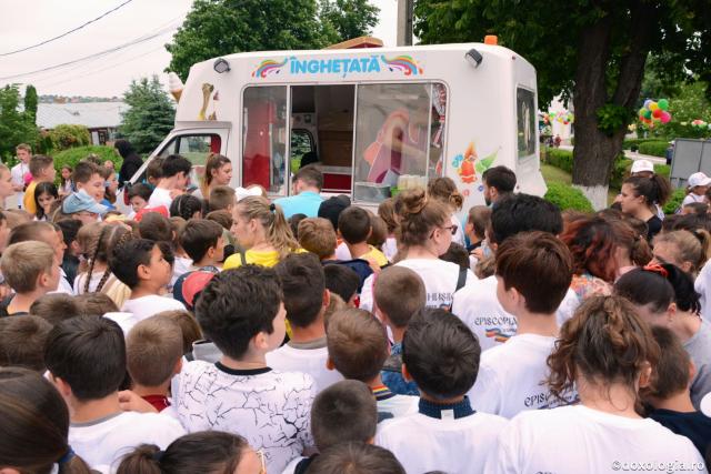 Ziua Copilului sărbătorită în Episcopia Hușilor – PS Ignatie: „Fiecare dintre voi sunteți o poveste luminoasă”