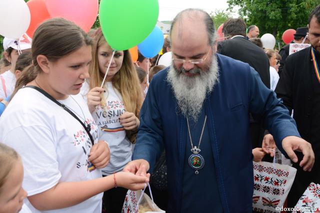 Ziua Copilului sărbătorită în Episcopia Hușilor – PS Ignatie: „Fiecare dintre voi sunteți o poveste luminoasă”