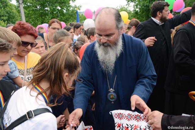 Ziua Copilului sărbătorită în Episcopia Hușilor – PS Ignatie: „Fiecare dintre voi sunteți o poveste luminoasă”