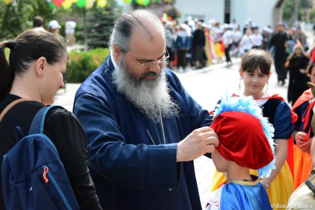 Ziua Copilului sărbătorită în Episcopia Hușilor – PS Ignatie: „Fiecare dintre voi sunteți o poveste luminoasă”