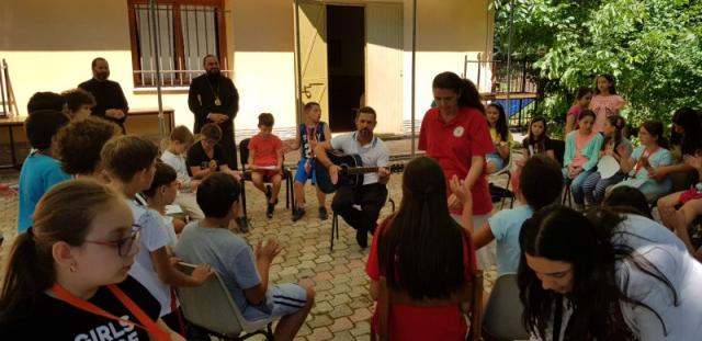 PS Atanasie de Bogdania s-a aflat în mijlocul tinerilor din tabăra de vară „Vacanța Bucuriei" din regiunea Lazio