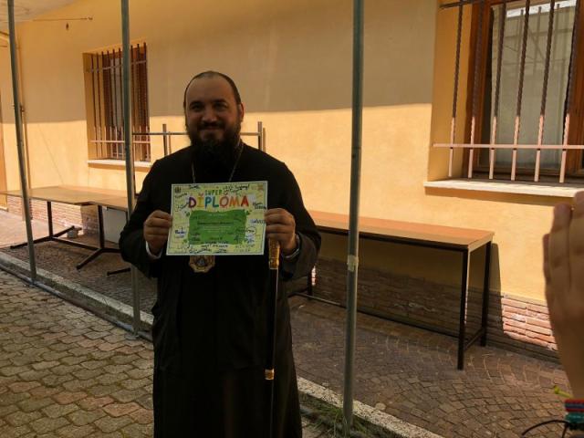 PS Atanasie de Bogdania s-a aflat în mijlocul tinerilor din tabăra de vară „Vacanța Bucuriei" din regiunea Lazio