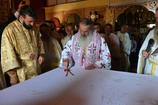 Părintele Mitropolit Teofan a târnosit Biserica din Grințieș – Neamț: „Dumnezeu ne tămăduiește de neputințe, dându-ne sănătatea iubirii”
