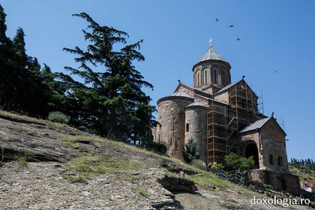 (Foto) Paşi de pelerin la Biserica Metekhi – Tbilisi, Georgia