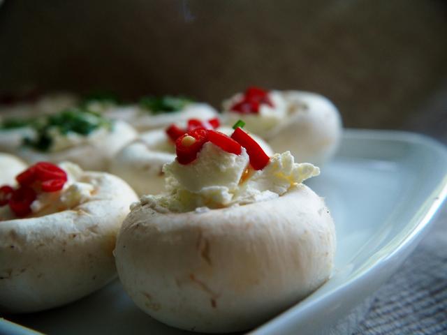 Ciuperci umplute cu cremă de brânză