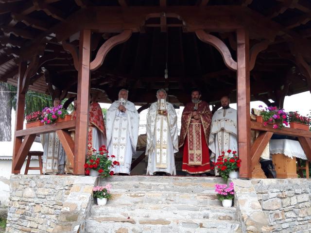 Părintele profesor Vasile Mihoc a slujit şi a conferenţiat la Vicovu de Sus
