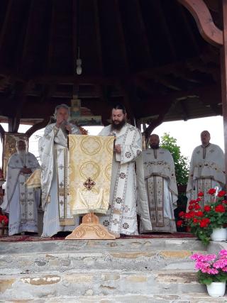 Părintele profesor Vasile Mihoc a slujit şi a conferenţiat la Vicovu de Sus