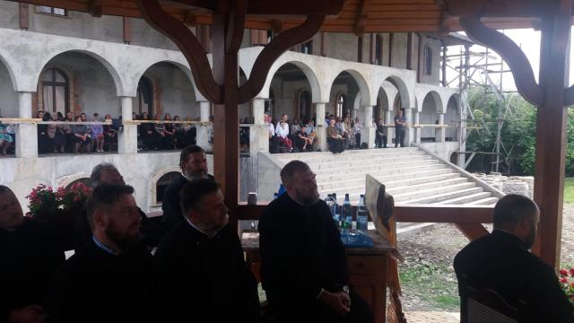Părintele profesor Vasile Mihoc a slujit şi a conferenţiat la Vicovu de Sus