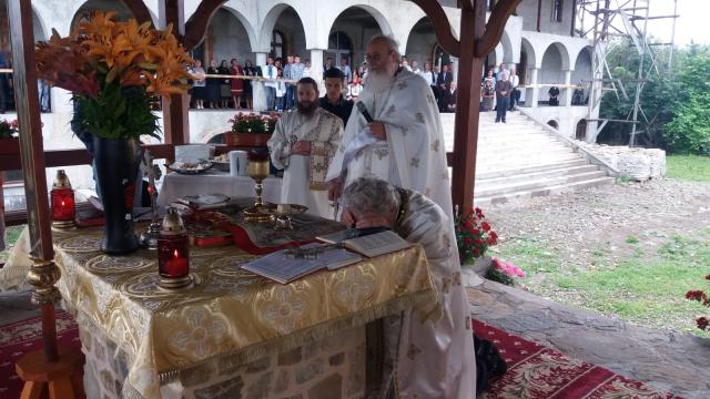 Părintele profesor Vasile Mihoc a slujit şi a conferenţiat la Vicovu de Sus