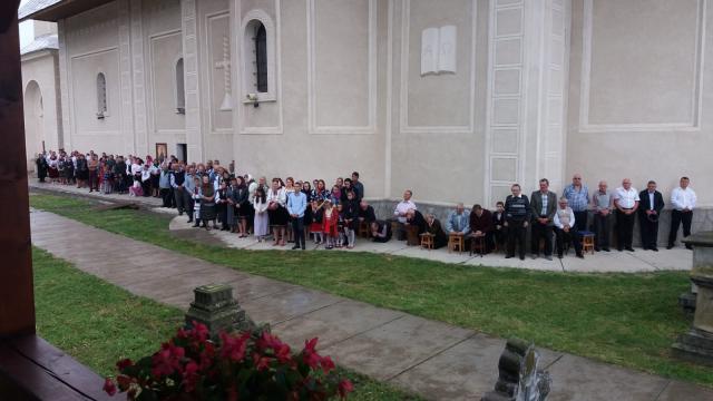 Părintele profesor Vasile Mihoc a slujit şi a conferenţiat la Vicovu de Sus