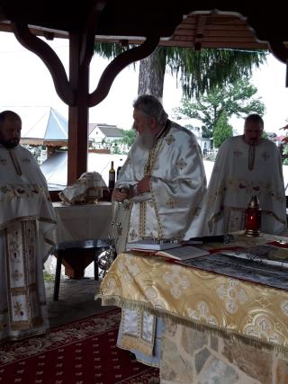 Părintele profesor Vasile Mihoc a slujit şi a conferenţiat la Vicovu de Sus