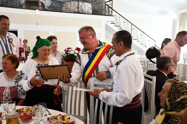 Emoţie, bucurie şi tradiţie în comuna Cornu Luncii