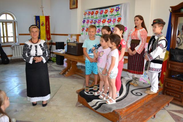 Cântecul și portul popular, prezentat copiilor din Botoşani