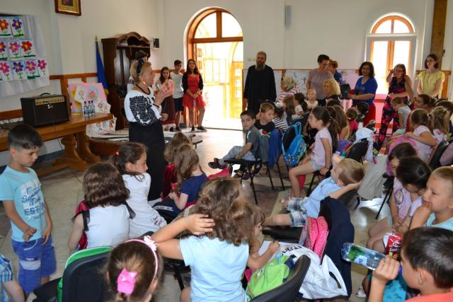 Cântecul și portul popular, prezentat copiilor din Botoşani