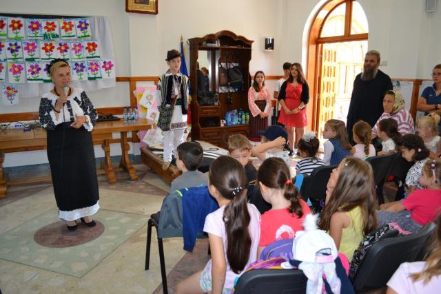 Cântecul și portul popular, prezentat copiilor din Botoşani