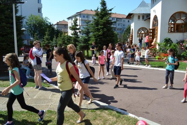 Cântecul și portul popular, prezentat copiilor din Botoşani