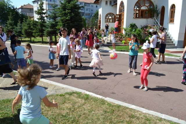 Cântecul și portul popular, prezentat copiilor din Botoşani