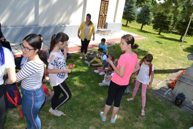 Cântecul și portul popular, prezentat copiilor din Botoşani