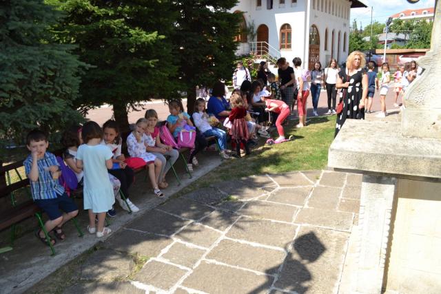 Cântecul și portul popular, prezentat copiilor din Botoşani