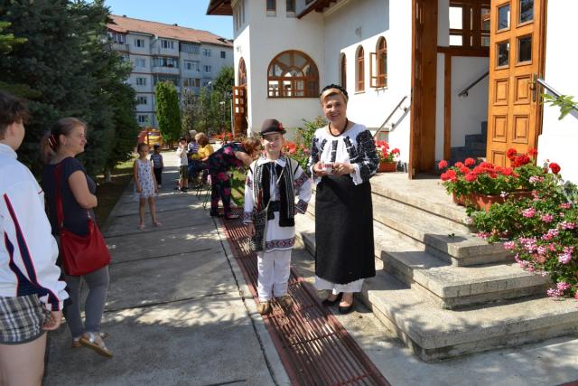 Cântecul și portul popular, prezentat copiilor din Botoşani