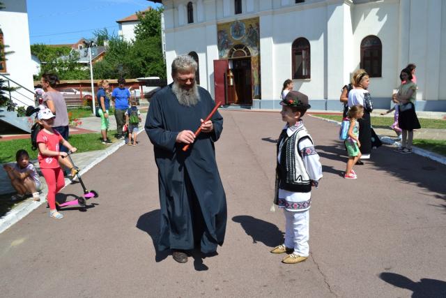 Cântecul și portul popular, prezentat copiilor din Botoşani