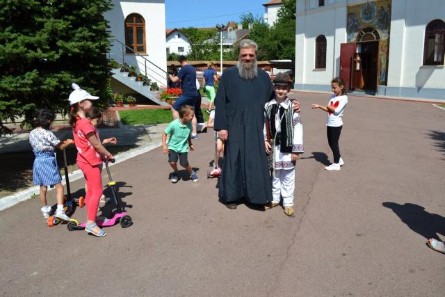 Cântecul și portul popular, prezentat copiilor din Botoşani