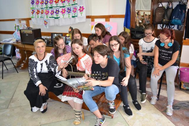 Cântecul și portul popular, prezentat copiilor din Botoşani