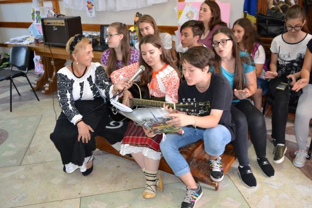 Cântecul și portul popular, prezentat copiilor din Botoşani