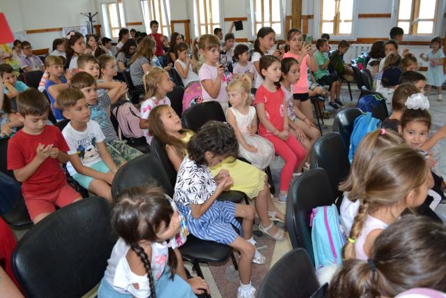Cântecul și portul popular, prezentat copiilor din Botoşani