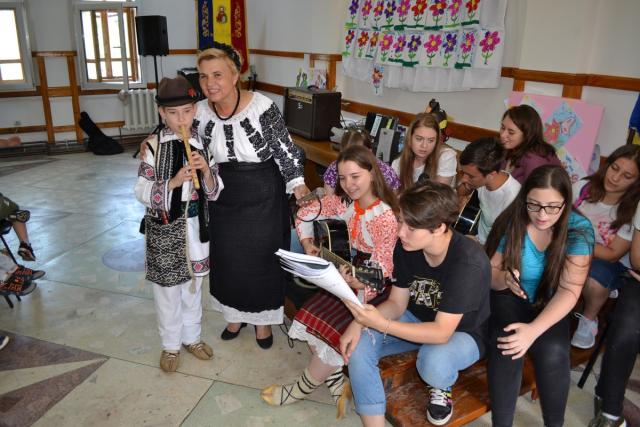 Cântecul și portul popular, prezentat copiilor din Botoşani