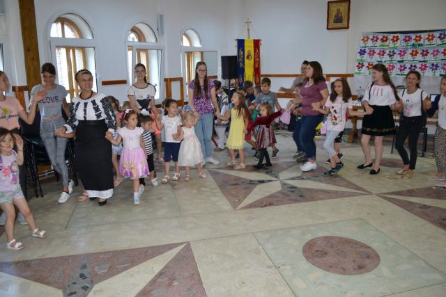 Cântecul și portul popular, prezentat copiilor din Botoşani