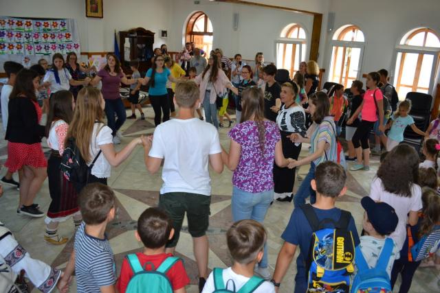Cântecul și portul popular, prezentat copiilor din Botoşani
